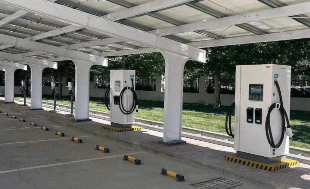 你敢信吗？现在开充电站，不如去摆地摊。摆地摊卖茶叶蛋，一个还能赚5毛。央视刚曝