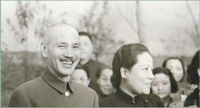 78岁的蒋介石收到北京密信：回来吧，官照当兵照带，他派人潜回浙江老家办了件事，让
