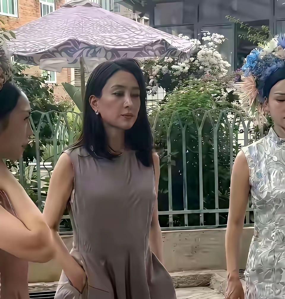 看得出来她已经不耐烦了，还要凑上去合照吗？
