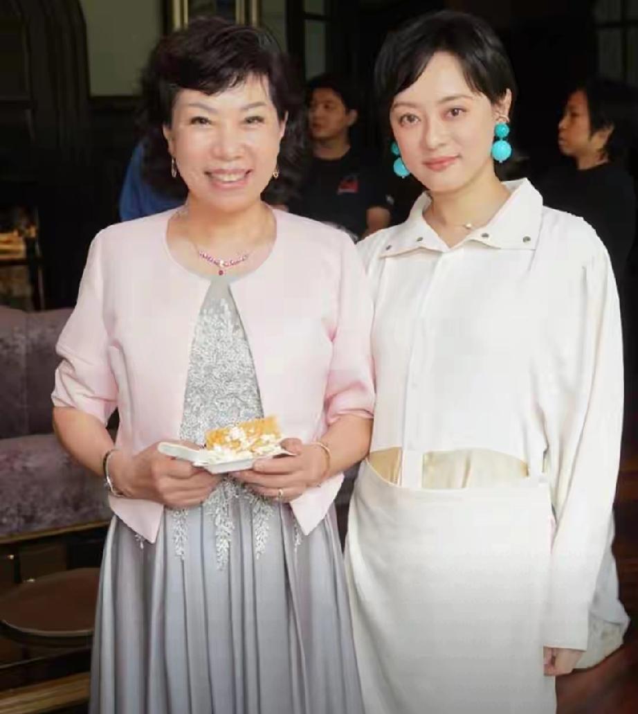 孙俪邓超陪岳母庆生！孙妈妈状态惊艳，苦尽甘来惹人羡9月30日，网