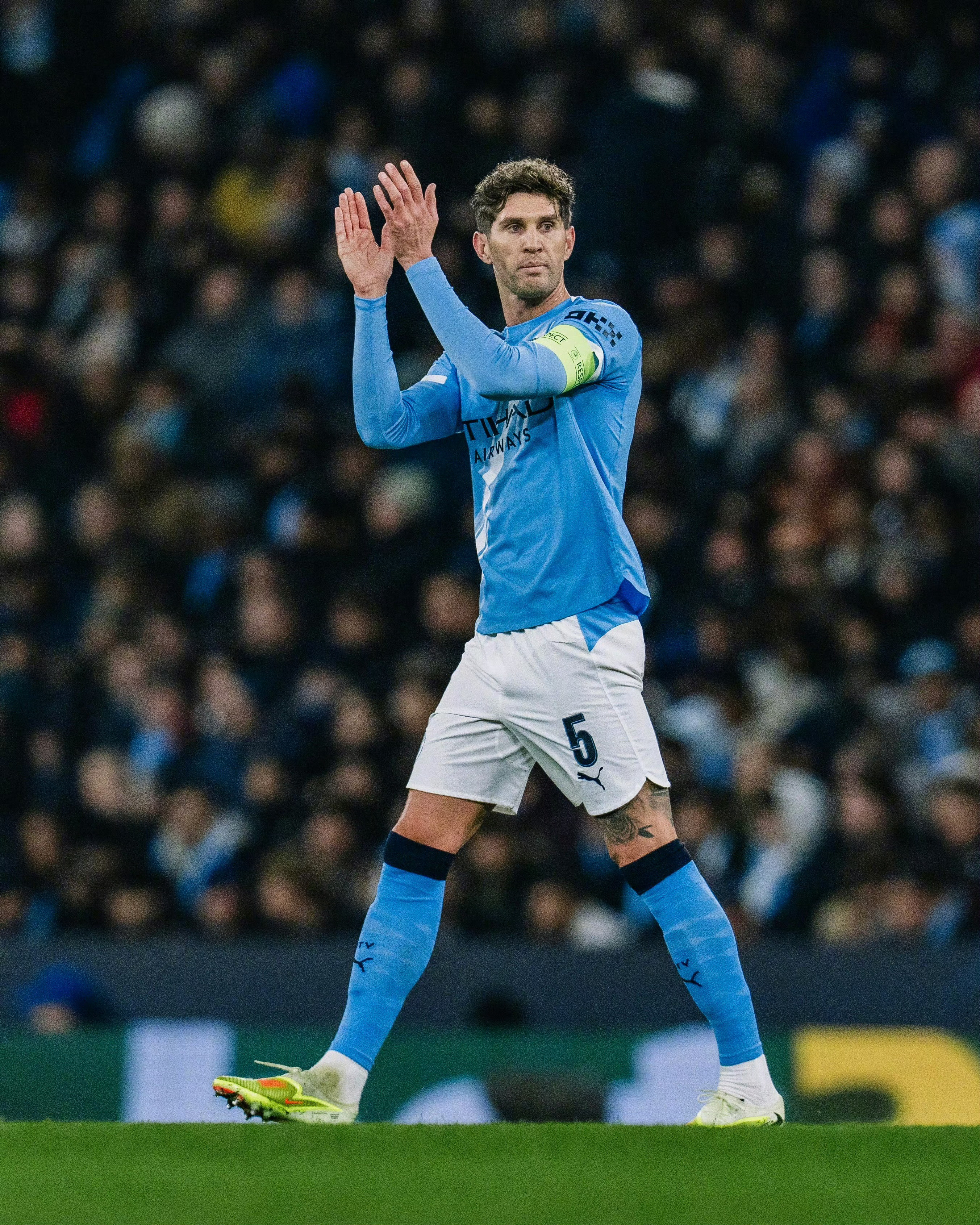 蓝月一代球员谢幕，斯通斯结束十年征程，瓜帅曼城首笔夏窗引援全部清空。斯通斯在社交