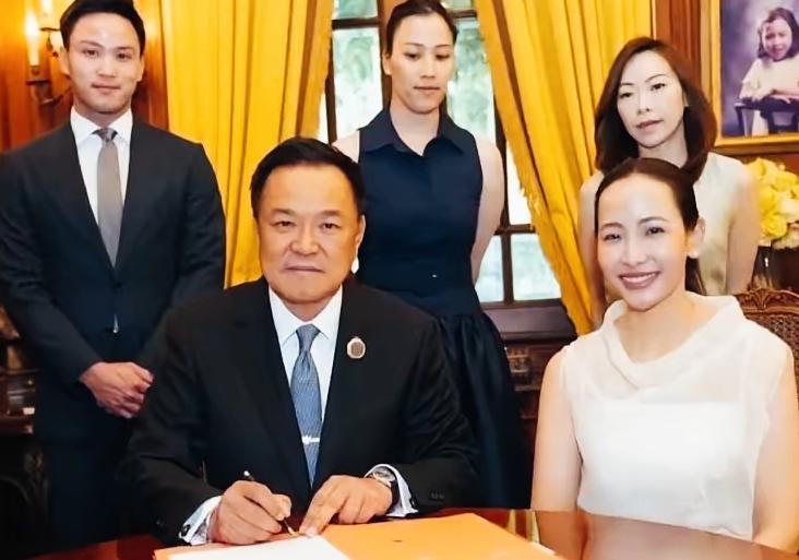 阿奴廷妻子笑的真开心啊！阿奴廷妻子不仅有漂亮的颜值，气质也非常的优雅！阿奴廷