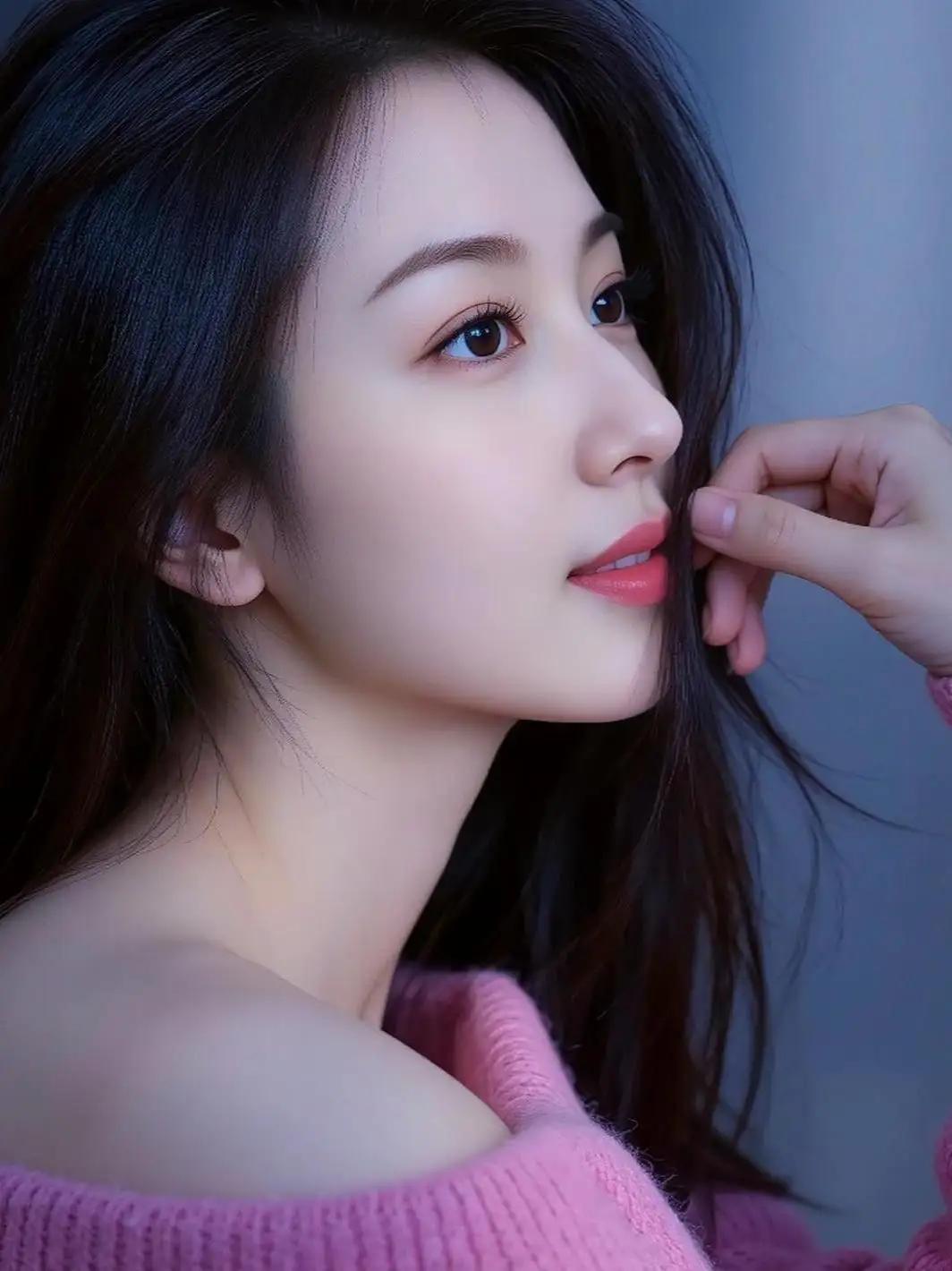 温柔甜美的少女，粉色毛衣与红唇相得益彰，轻抚发丝，尽显优雅。