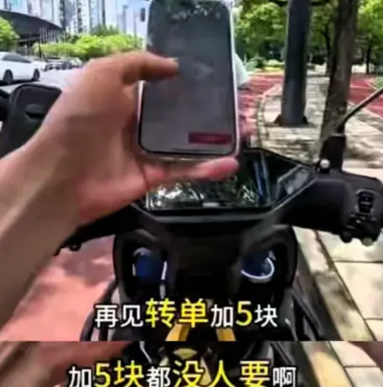 看到“外卖员集体拉黑上海小区”这事儿，我一开始还以为是骑手太矫情，点进去一看，哟