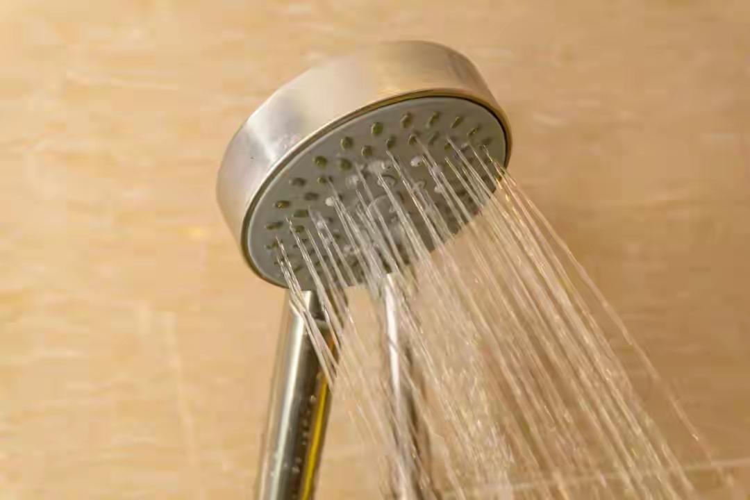 冬天洗澡频率真是个让人纠结的事儿，洗勤了皮肤干痒脱皮，洗少了又怕脏。其实没有统一