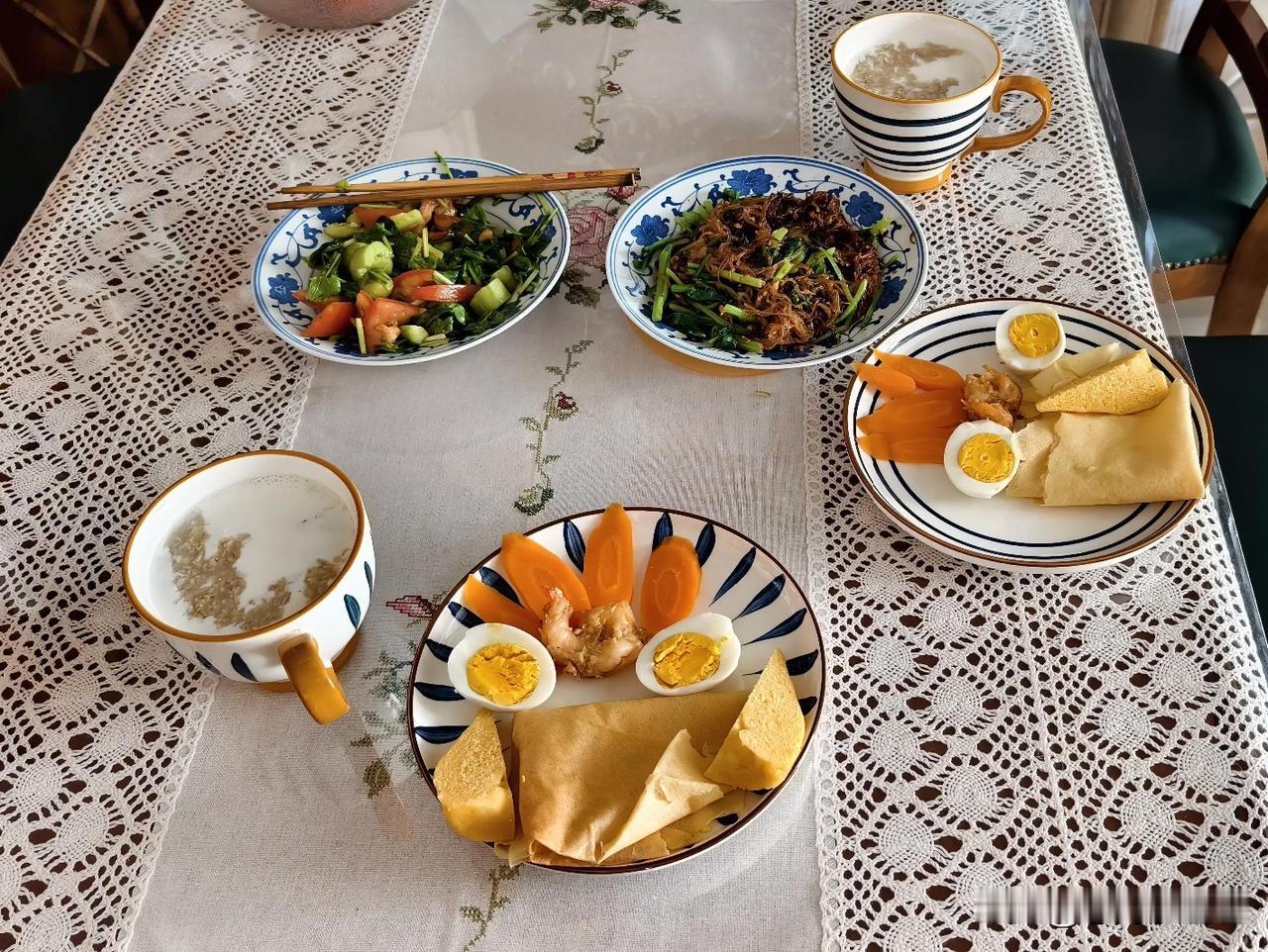 今天早餐。两个菜，芝麻菜拌黄瓜西红柿。哈尔滨的芝麻菜味道很浓，收拾菜的时候就闻