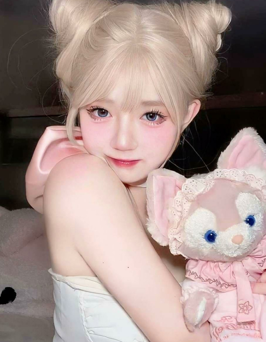老婆加班，我帮她的瑜伽搭档压腿纠正动作。