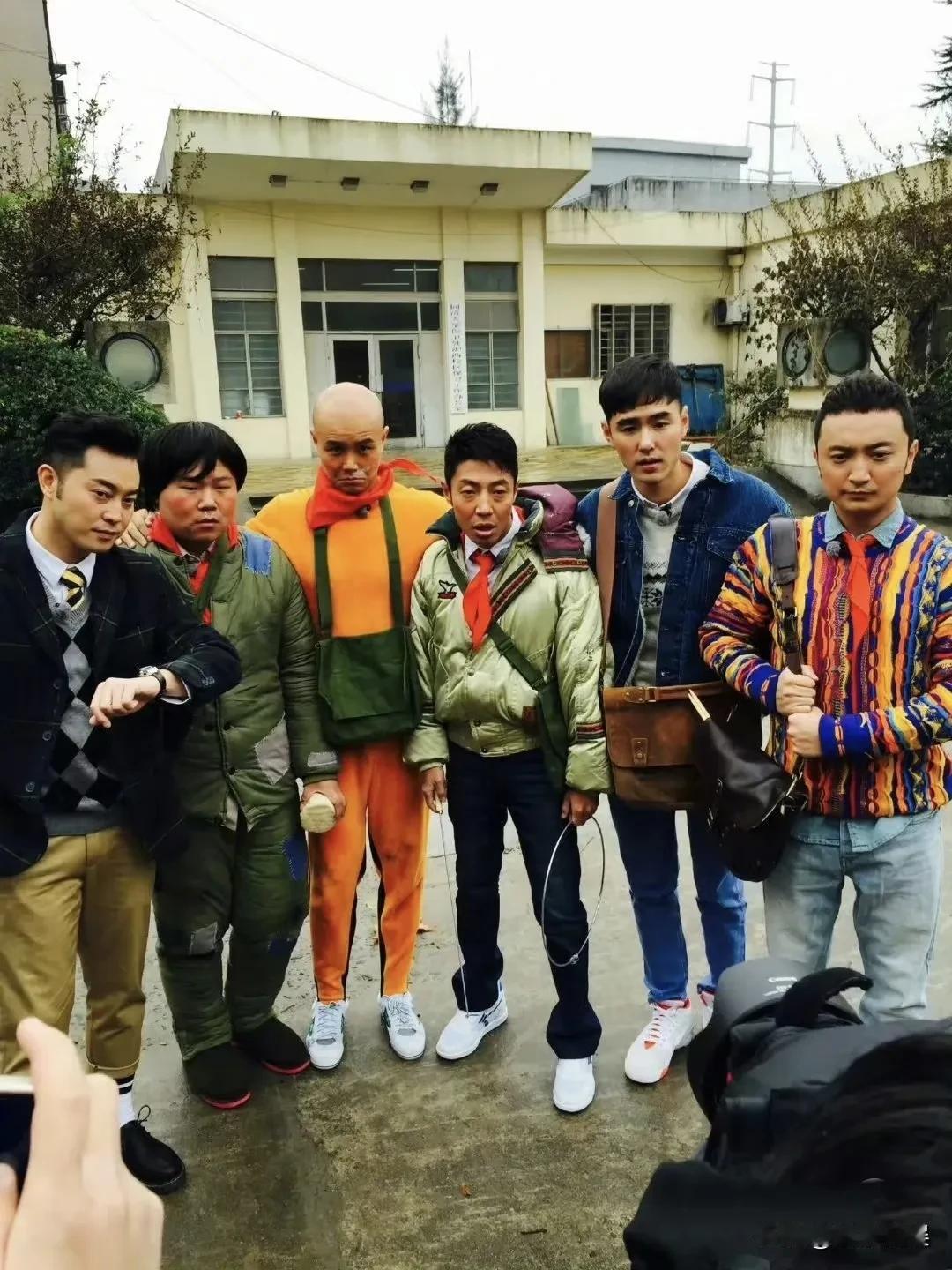 央视主持人尼格买提晒《了不起的挑战》全员再聚合，除了乐嘉，老伙伴又聚在一块了。