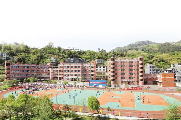 最近，有网友曝料：孙子考了44分，爷爷在孙子的试卷上给老师写致歉信，笔者对爷爷