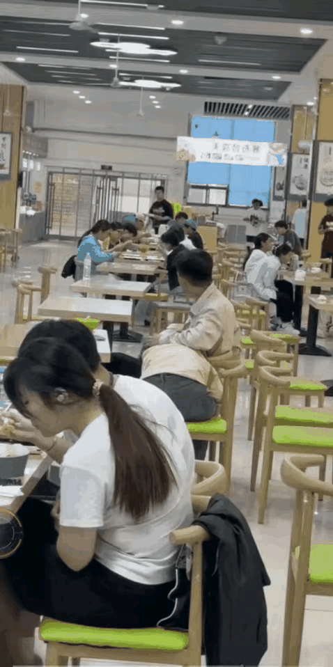 这一幕太温情了！男生真的是很贴心，让不舒服的女生趴在自己腿上休息，哪怕是女生恶心