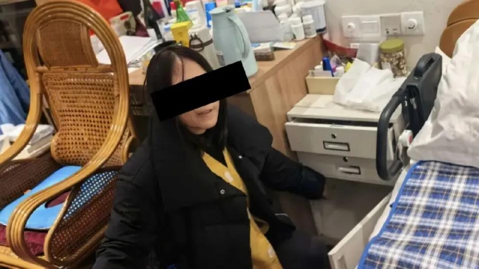 万万没想到！上海一八旬爷叔床头藏巨额黄金，保姆入职俩月“蚂蚁搬家”，被抓时竟说：