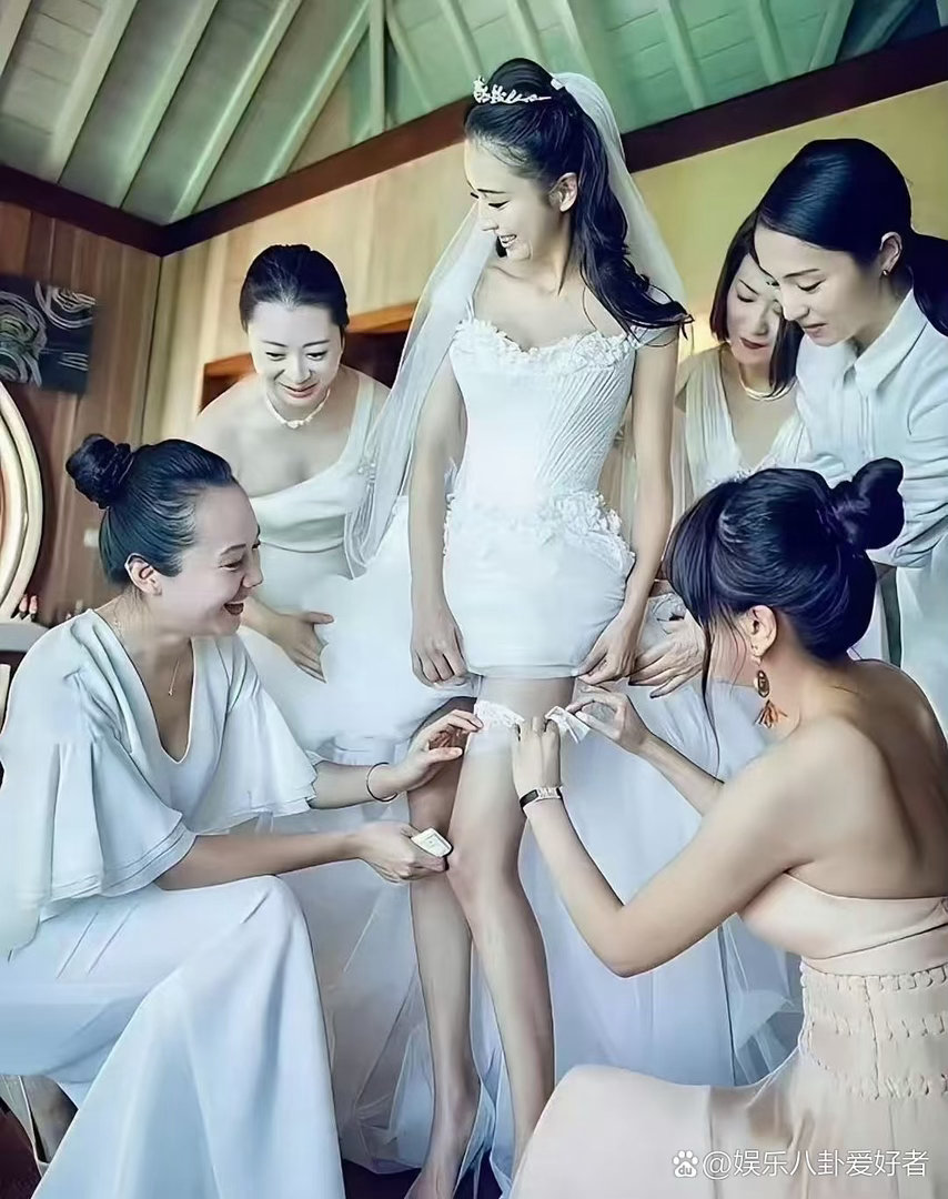 佟丽娅的婚礼董璇也在旁边