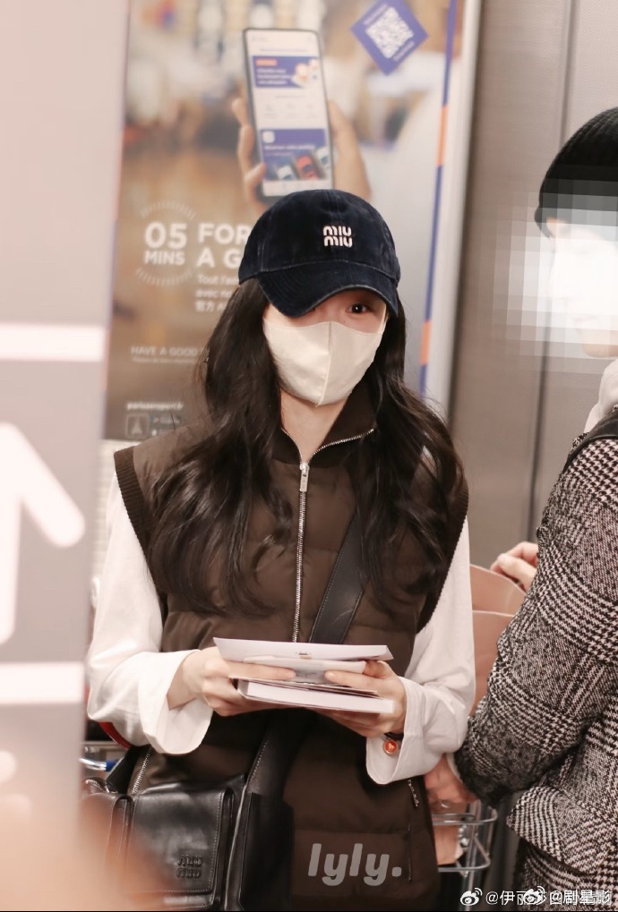 刘浩存巴黎机场生图刘浩存巴黎机场生图真的是美的好有青春感呀，马甲棒球帽的loo