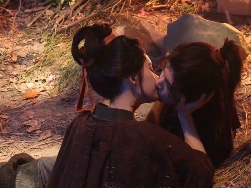 张凌赫林允归鸾用嘴喂药哇塞。就是说上哪里还能找到这么般配的cp啊！林允和张凌赫在