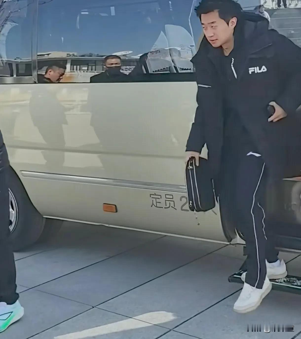 这四个人看着不怎么熟啊！一点儿不互动！南京乒超，梁靖崑、陈垣宇、赵子豪、向鹏四