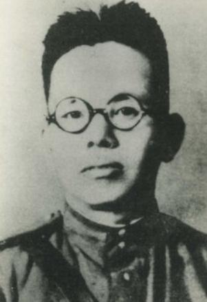 1937年红4师新上任的政委召开会议，师长到了以后，却被安排坐在台下，正当他纳闷