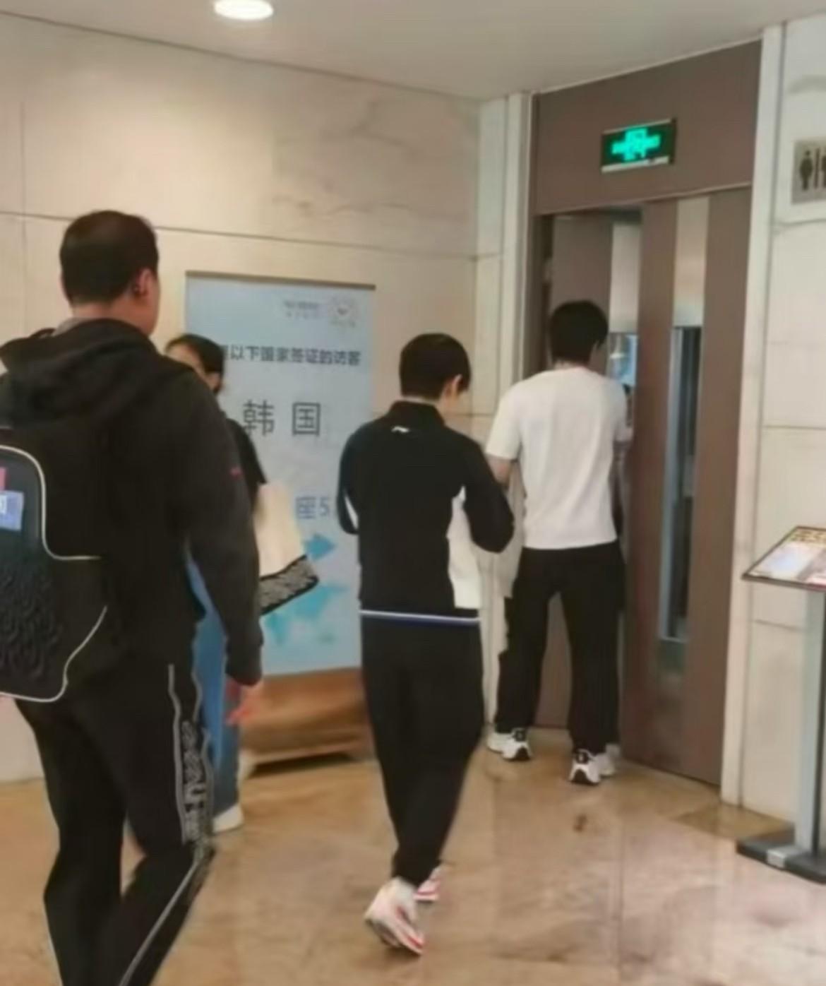 今日份新鲜莎头，据说一起出现是去办签证了……现在很难的看到两人一起出现啊，难怪