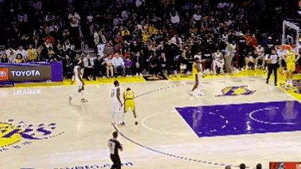 发现这个细节没有?杨瀚森本场差点0得分,幸亏双方攻防转换节奏很快。杨瀚森第一