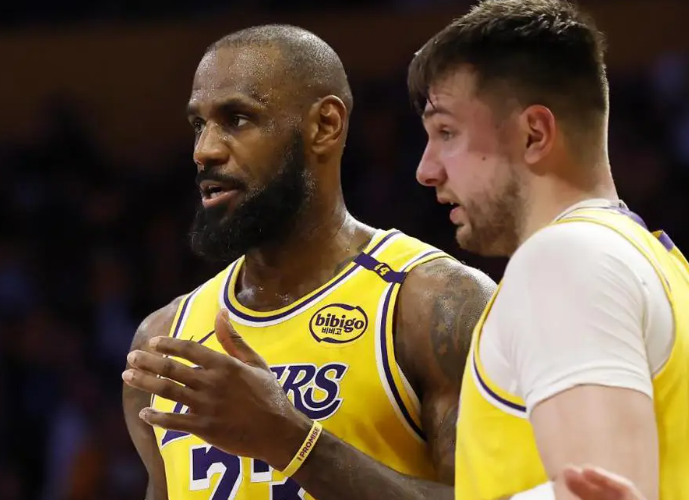 上次NBA常规赛东契奇半场伤退剩詹姆斯单独带队，被快船暴打。这次詹姆斯换成东契奇