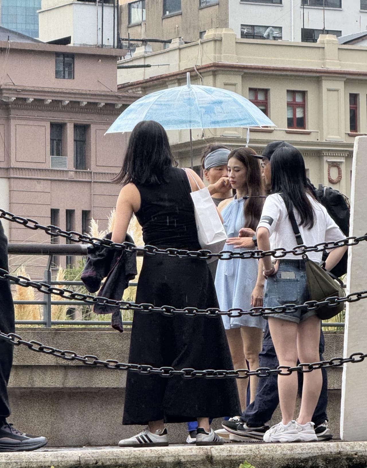 近日，有位网友在上海偶遇黄圣依，她在乍浦路桥的画面。黄圣依的身材和气质都很ni