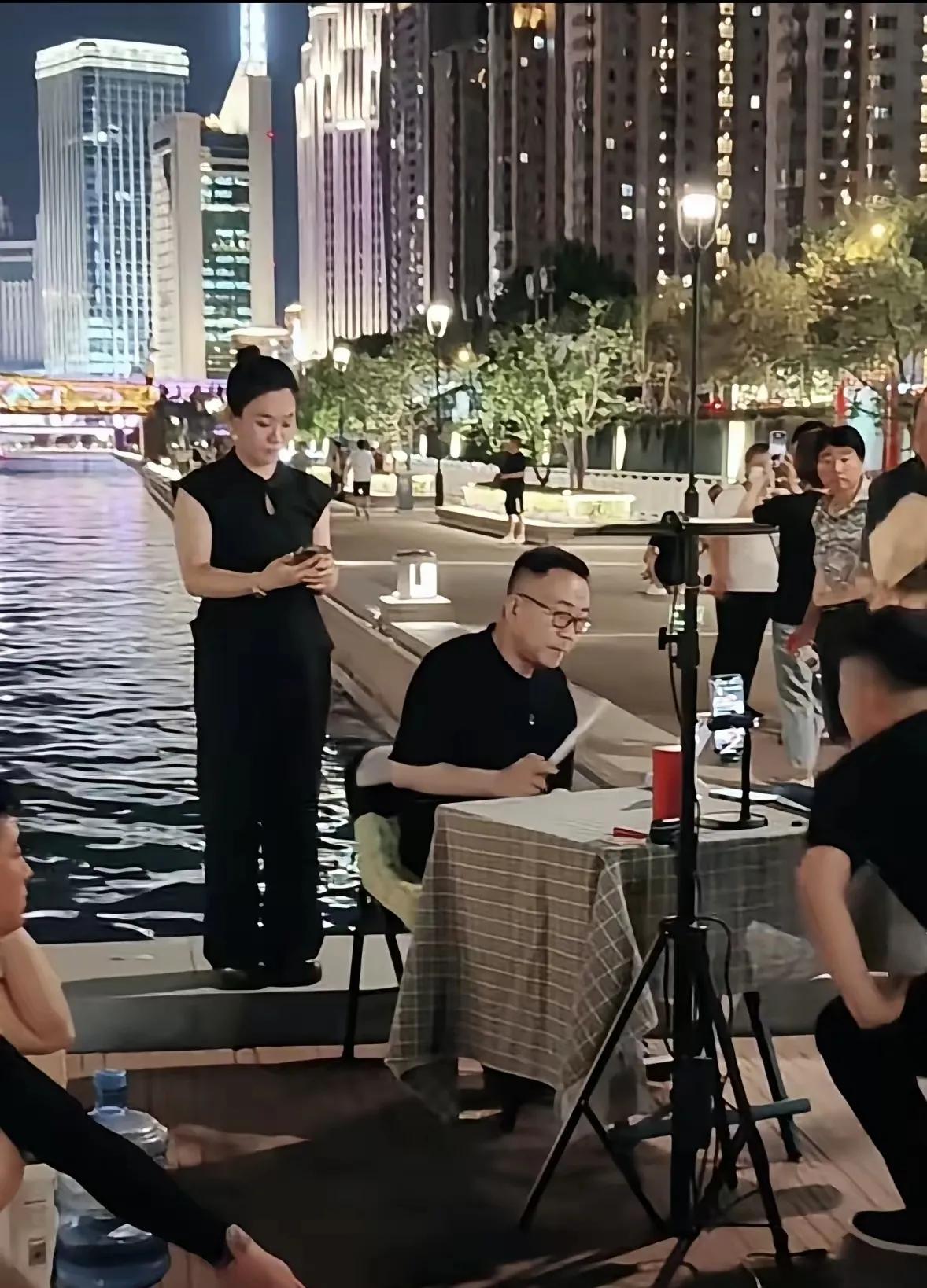 杨议在天津古文化街的那个小园子，位置特别好。就在海河的边儿上，周围环境很多都是天