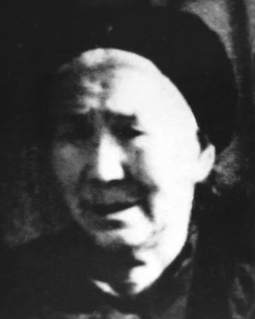 1944年，日军到处扫荡。为了躲鬼子，100多个村民钻进了山洞。谁也没料到，一个