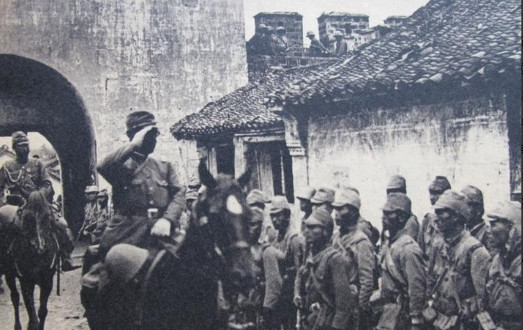 1942年12月，日军包围住了新四军大小悟山根据地。为了不被敌人困住，李先念带领