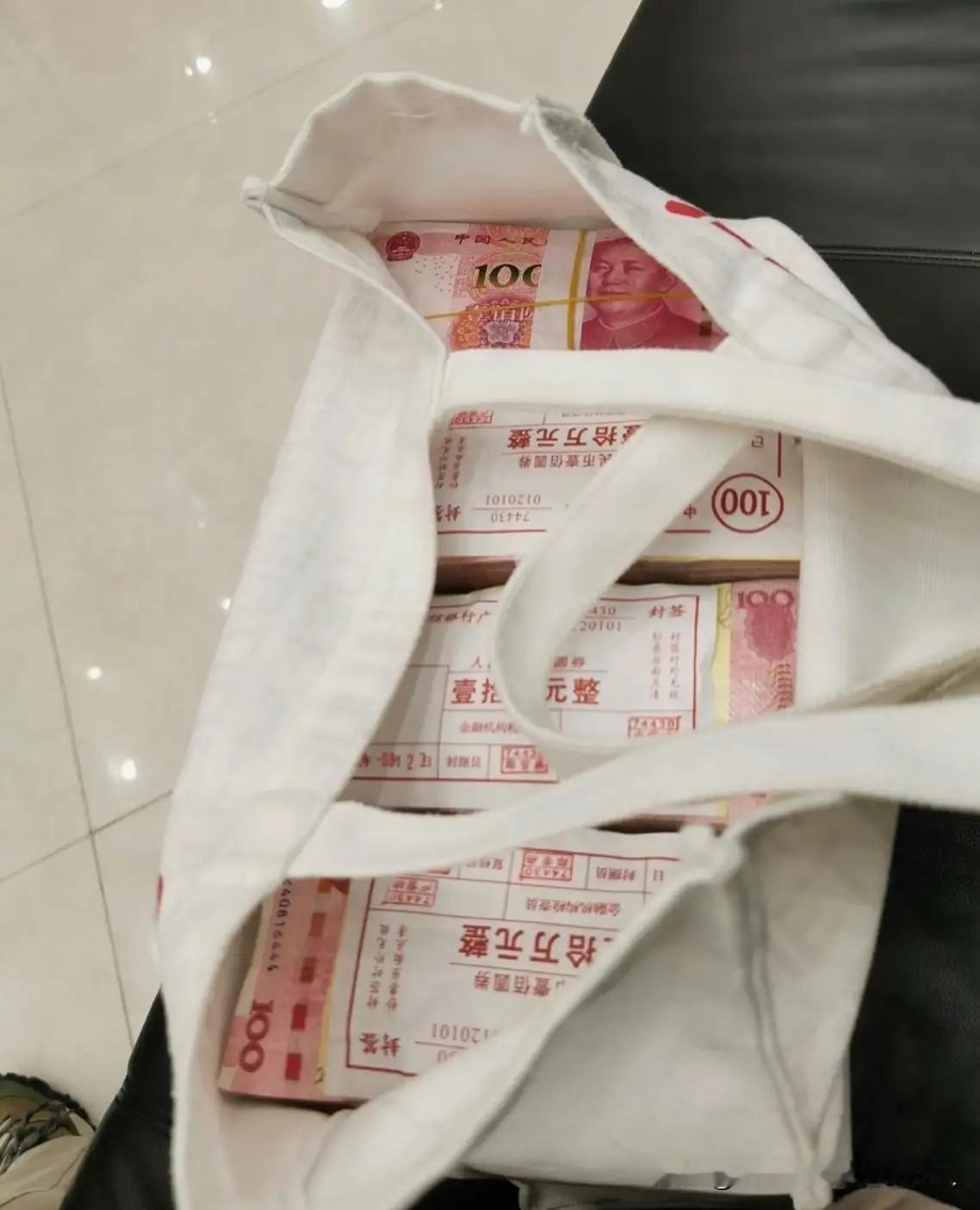 说实话，要不是银行规则突然变了，我今天也不至于狠心把30万全取出来扛回家！真