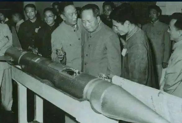 毛泽东生活在一个动荡的年代，中国当时民不聊生，同胞被残杀，很多家庭分崩离析，中华