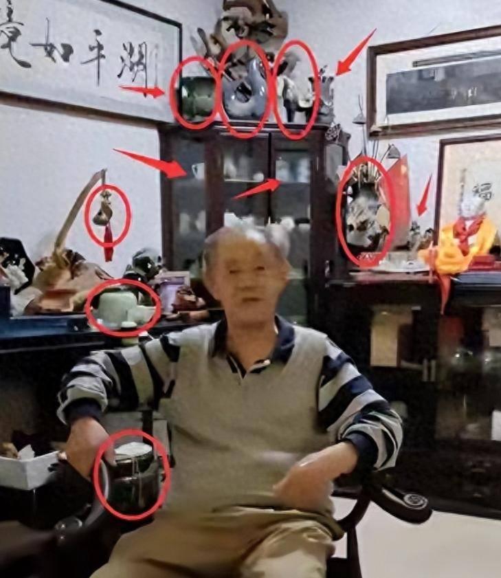 图一，是原南博院长徐湖平的家，到处可见各种文物，据媒体报道，徐湖平酷爱收藏，且