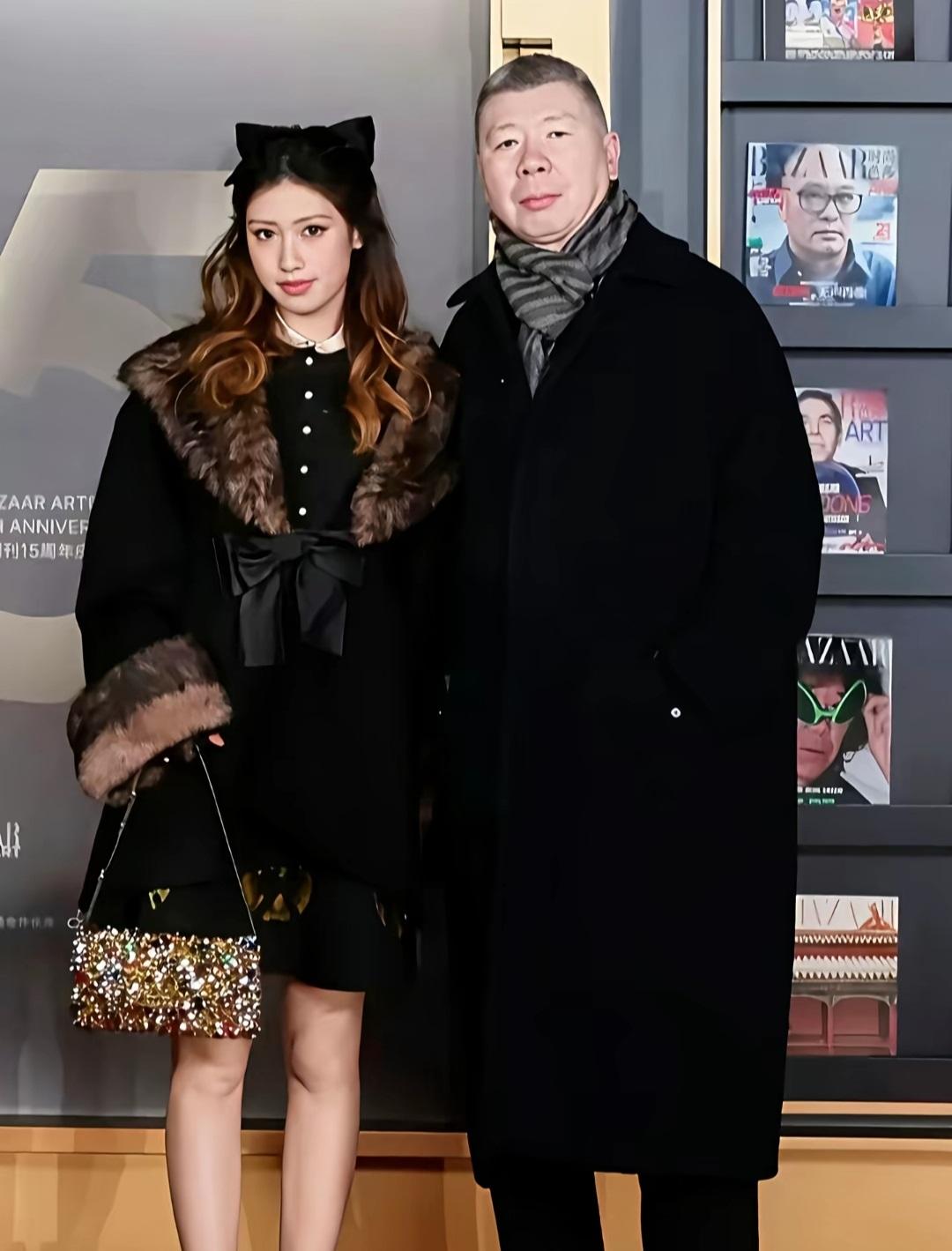 67岁的冯小刚有两个闺女，但过的却是完全不同的两种生活，小闺女是领养的叫徐朵，现