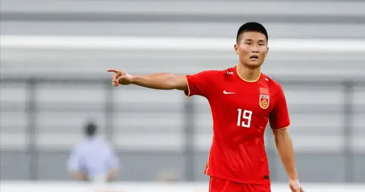 国足双后腰组合浮现！王上源新搭档黄嘉辉崛起