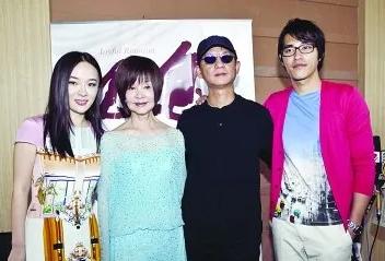 这张4人合照，我只认出了清瘦干练、柔发覆额的台湾著名女演员归亚蕾，秀发垂肩、明眸
