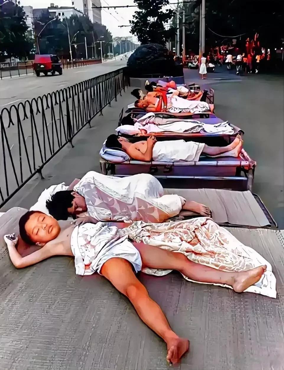 盛夏，武汉，把竹床和折叠床搬到街边上来睡的武汉市民。说是80年代，看见了席子，