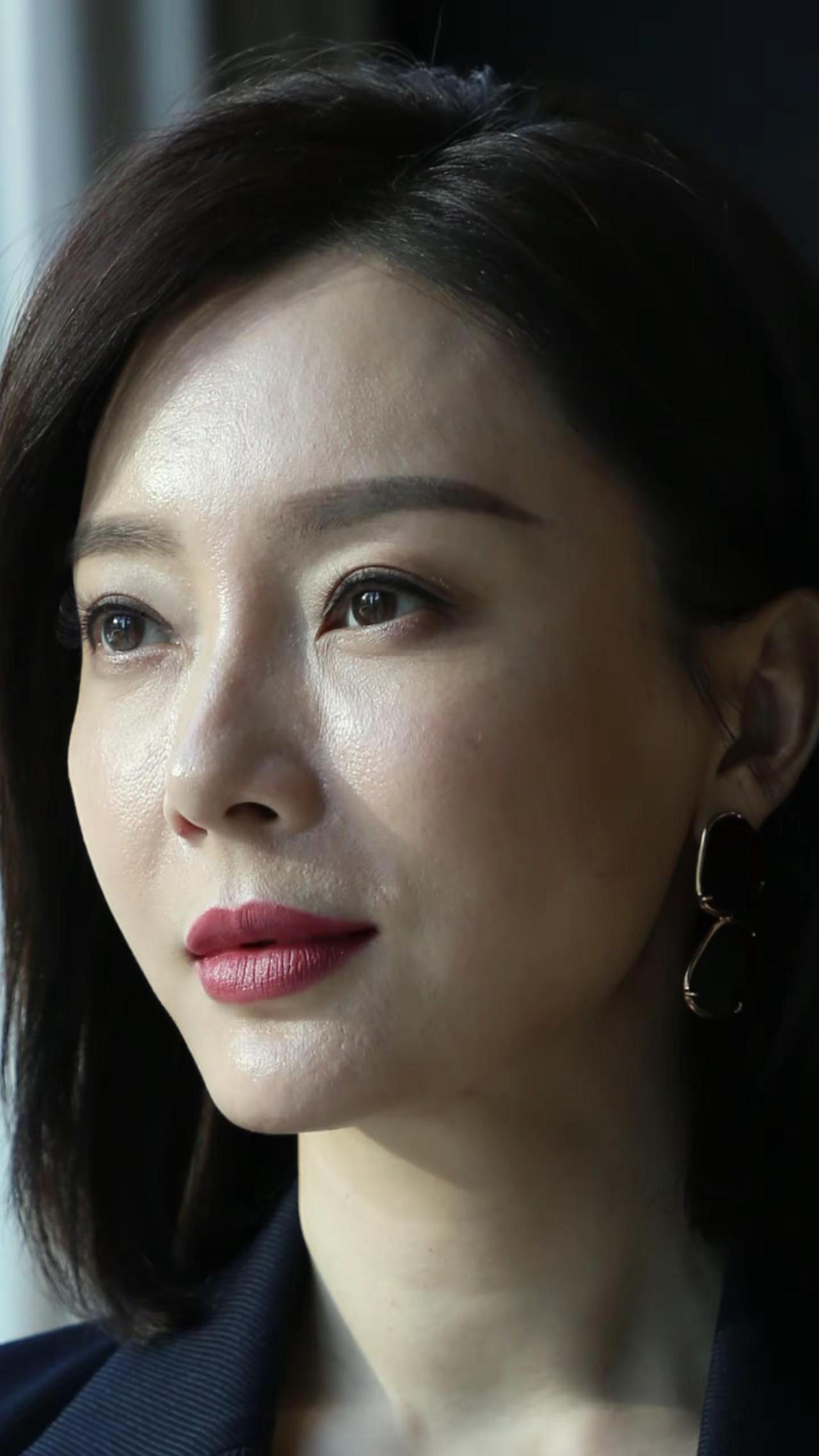 陈数这几套职场造型，太有高级感了。陈数的剧照原图，轻熟女白领陈数魅力女人西服