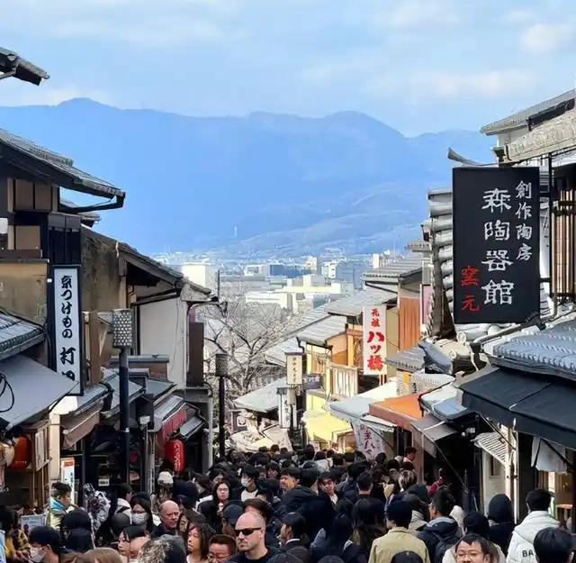 为什么大量的有钱人爱往日本跑，根本原因只有一个。日本这两年经济政策稳得离谱，日