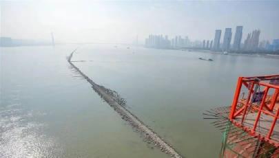 【长江武汉段再现“江心小路”！提醒：不要冒险“登路”】“太壮观了！”“可以上去
