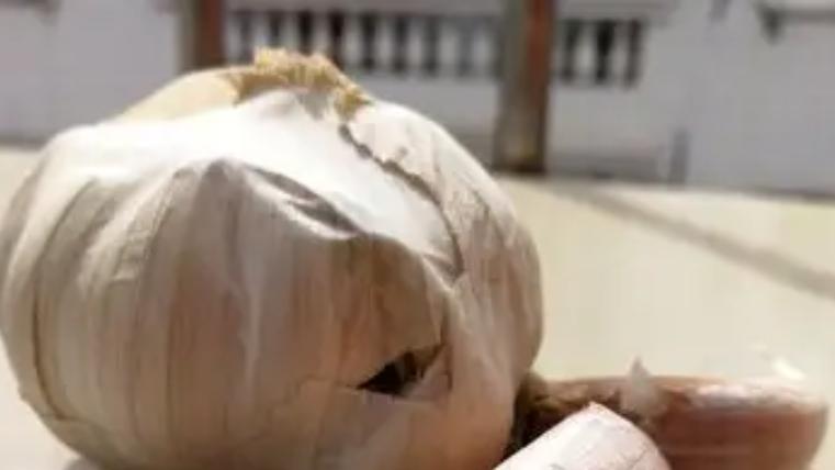 种植大蒜常用底肥, 两粪一灰效果好, 促进生长防虫害