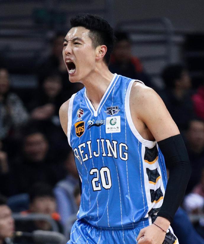 哇哦，翟晓川这几天网上热议啊！夏联京晋那场，他连挥两肘冲着魏莨哲耳根去，人躲开