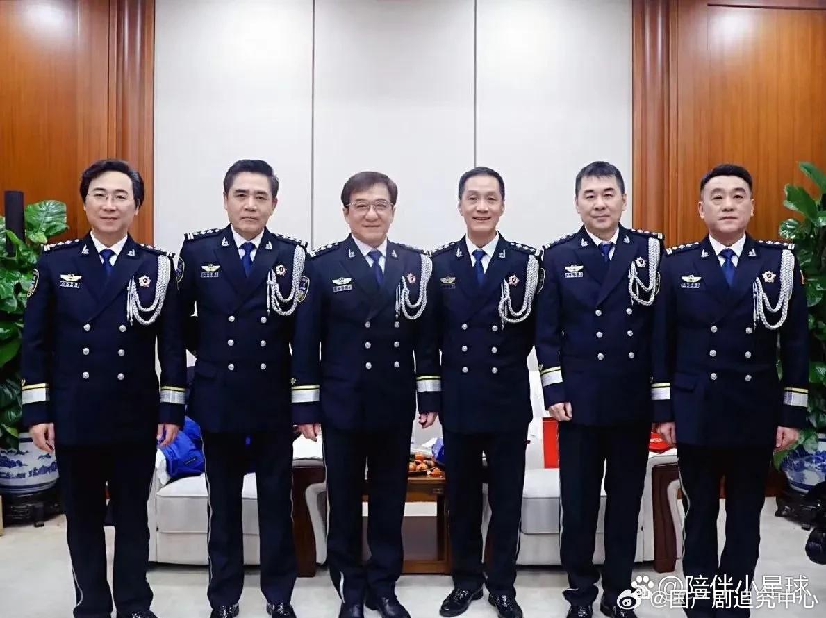 成龙、陈宝国、陈建斌、冯远征、何冰，廖昌永，五位老戏骨、一位歌唱家，一样的服装，