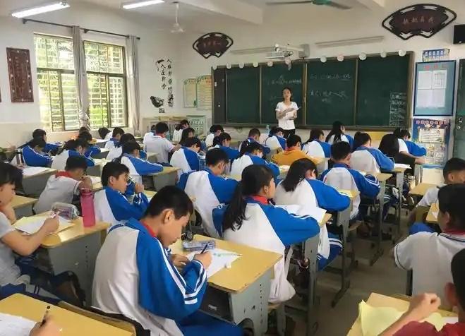 初中生暑假，每天坚持做这四件小事，开学直接逆袭成学霸！放假了，都在列计划表，