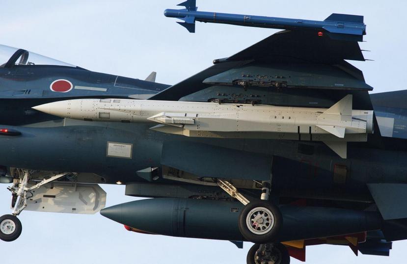 72枚导弹倾巢而出日本这回动静搞得有点大。悄悄派了12架F-2战机。挂上