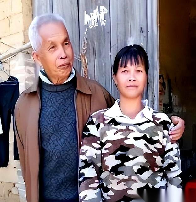 广西那个大哥，49岁那年，从工地上领回来一个19岁的妹子。然后，就跟按了复制粘