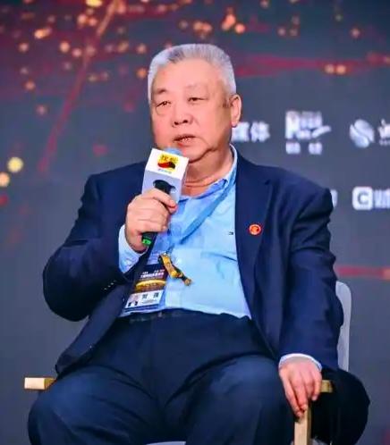 担心不是多余的！经济学家贺强发声，目前股市势头不错，但是老股民担心股市暴涨之后暴