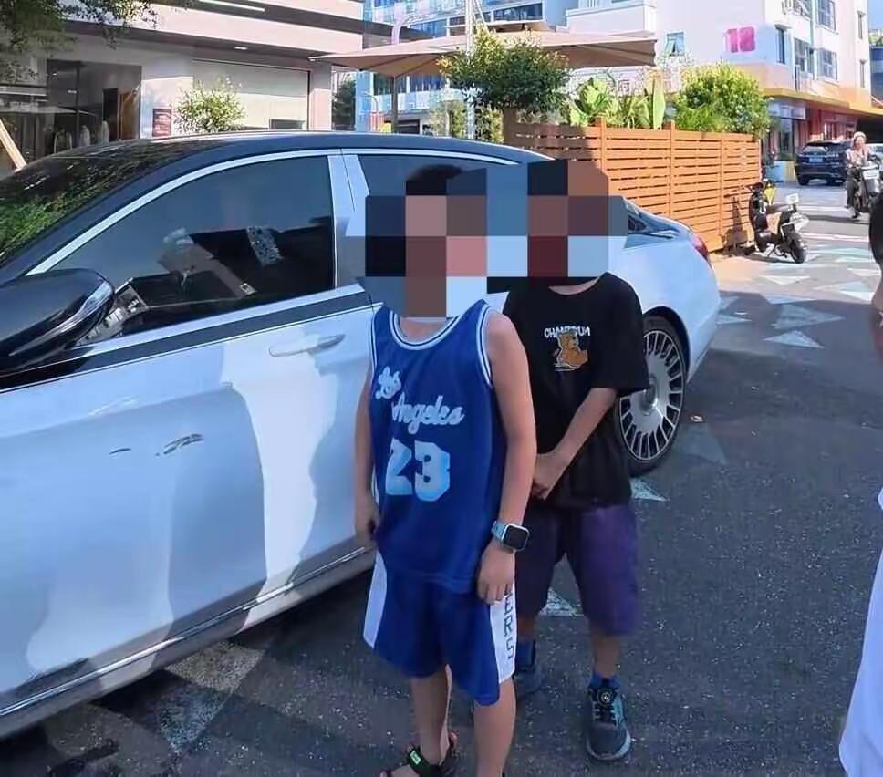 今天看到一则新闻，广州一个小男孩骑车刮蹭一辆迈巴赫后，原地等待赔偿，主动提出赔偿