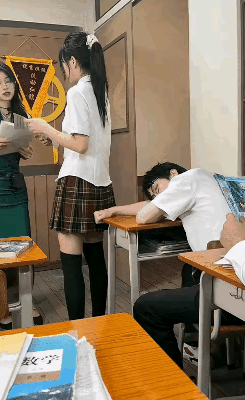 傻孩子，继续装睡不就得了？[呲牙笑]