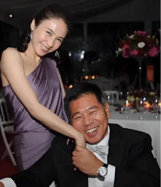 瘸腿富豪马廷强追了6年黎姿没有追到手，2009年，38岁的黎姿走投无路，