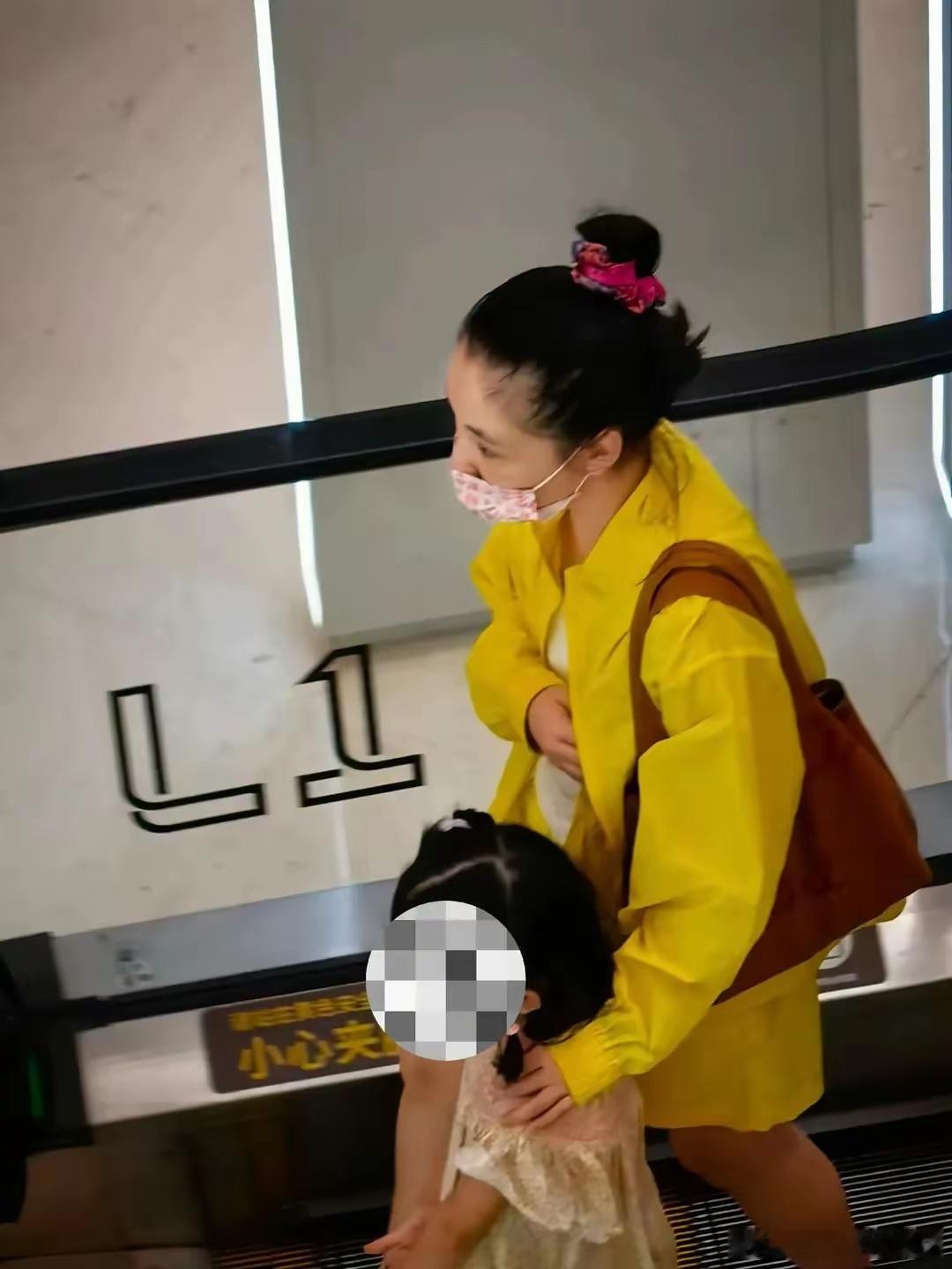 吴倩带女儿逛街偶遇吴倩带女儿逛街偶遇吴倩带女儿逛街，戴着口罩很低调，女儿被赞很