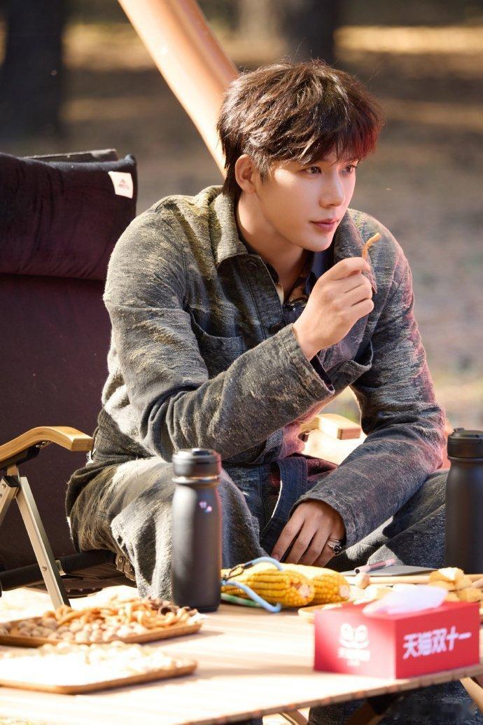 王安宇的性格真的是非常阳光王安宇怕不是长在别人身上吧黏人小猫实锤了走到哪都要贴