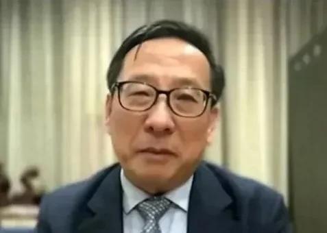 对此，我持保留意见。在我看来，日本首相根本没有资格站在天安门城楼上检阅中国人民解
